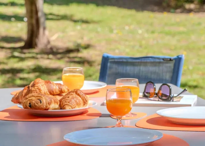 Les 15 Pins & La Mer -Your Green Getaway Near Sea & Beach